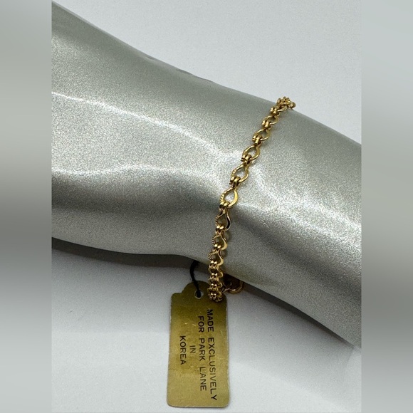 Park Lane Jewelry - New with tag beautiful Park Lane jewelry link bracelet. Goldtone. Vintage.